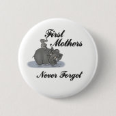 First Mothers Ronde Button 5,7 Cm (Voorkant)
