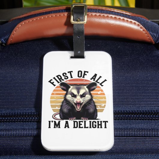 First of All I'm a Delight - Funny Opossum Quote Bagagelabel (Voorkant Insitu 2)