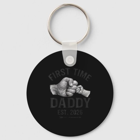 First Time Daddy Est 2026 Fist Bump New Dad Father Sleutelhanger (Voorkant)