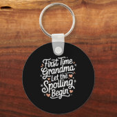 First Time Grandma Let The Siling Begin 2025 New G Sleutelhanger (Voorkant)