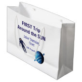 First trip around the sun planet astronaut birthda groot cadeauzakje (Voorkant Gekanteld)