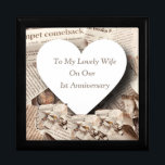 First Wedding Jubileum Newspaper Cadeaudoosje<br><div class="desc">Deze geschenkdoos is ideaal voor een 2e bruiloft Jubileum,  het beschikt over een krantenpapier achtergrond,  in overeenstemming met het papieren thema. Ideaal om te vullen met een prachtig cadeau voor dit speciale jubileum en om samen te werken met een bijpassende kaart.</div>