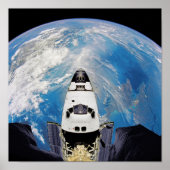 Fish Eye Uitzicht Space Shuttle Atlantis Earth Orb Poster (Voorkant)