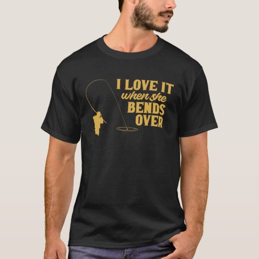 Fisherman I Love It When She Bends Over Fishing Fi T-shirt (Voorkant)