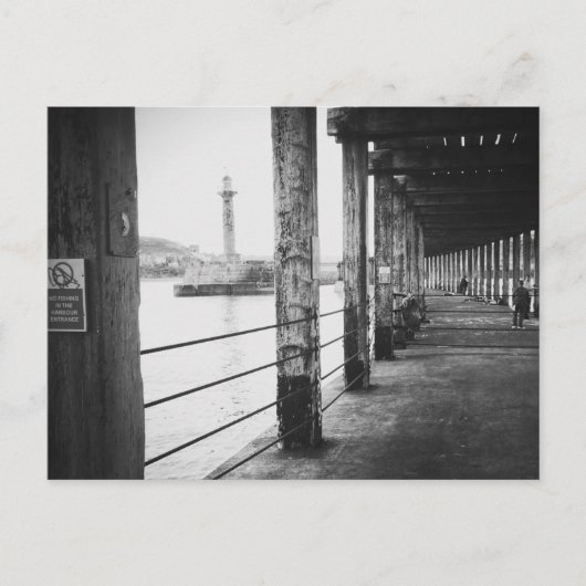 Fishermen under Whitby Pier, Whitby, North Yorks. Briefkaart (Voorkant)
