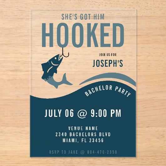 Fishing Bachelor Party Funny She's Got Him Hooked Acryl Uitnodigingen (Voorkant)