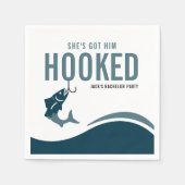 Fishing Bachelor Party Funny She's Got Him Hooked Servet (Voorkant)