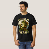 Fishing Is My Therapy-Relaxing Fish on Lake Chair T-shirt (Voorkant volledig)