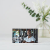 Fitness trainer glimlacht in sportschool visitekaartje (Staand voorkant)