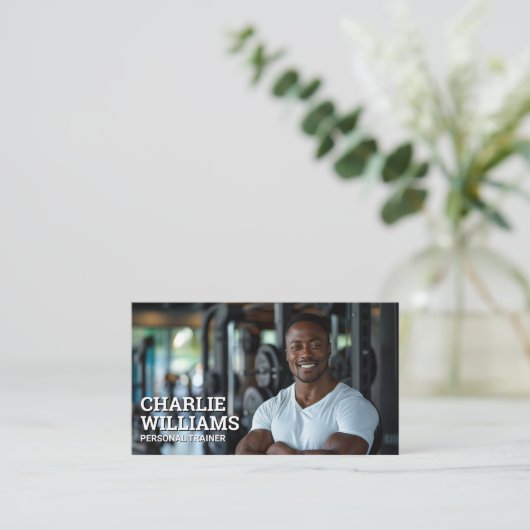 Fitness trainer glimlacht in sportschool visitekaartje (Staand voorkant)