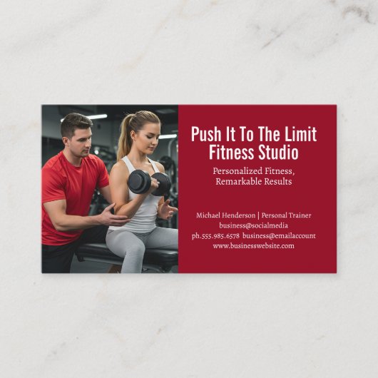 Fitness Trainer Helpt een Cliënt Visitekaartje (Voorkant)