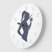 Fitnessmeisje tilt dumbbels grote klok (Hoek)