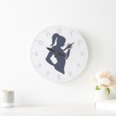 Fitnessmeisje tilt dumbbels grote klok (Huis)