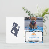 Fitnessmeisje tilt dumbbels kaart (Staand voorkant)