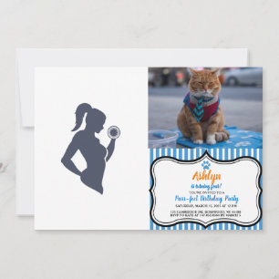 Fitnessmeisje tilt dumbbels kaart