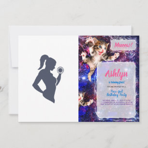 Fitnessmeisje tilt dumbbels kaart