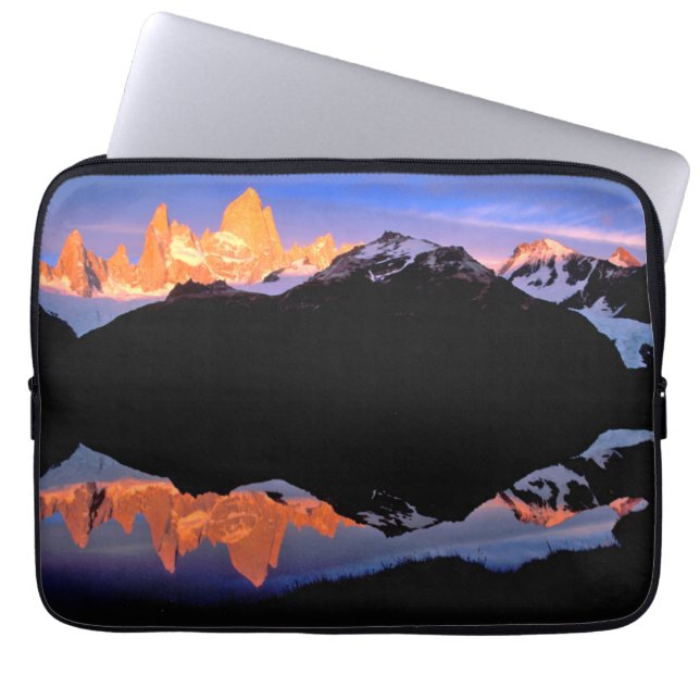 Fitz Roy-groep weerspiegeld in gletsjermeren Laptop Sleeve (Voorkant)