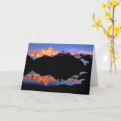 Fitz Roy Group Reflecteerde in Glacial Lakes Kaart (Gele Bloem)