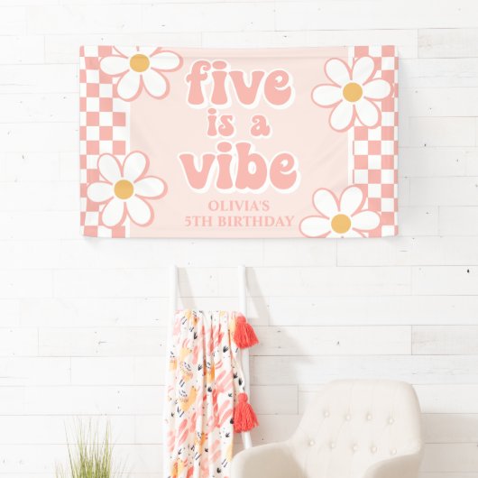 Five is a Vibe Pink Daisy Checker Spandoek (Insitu)