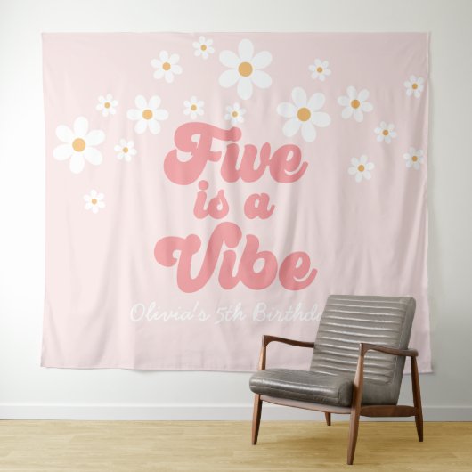 Five is a Vibe Retro Daisy Roze 5e Verjaardag Bann Wandkleed (In Situ (horizontaal))