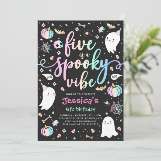 Five is een spookachtige Halloween-spookverjaardag Kaart (Staand voorkant)