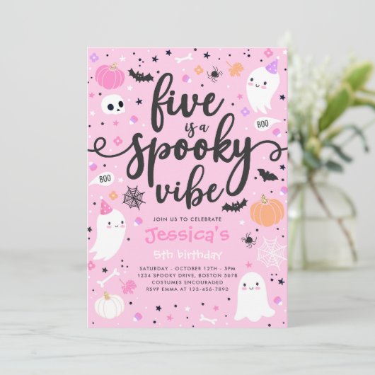 Five is een spookachtige Halloween-spookverjaardag Kaart (Staand voorkant)