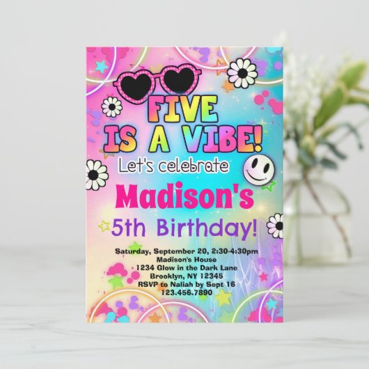 Five is een Vibe 5th Birthday uitnodiging voor mei (Staand voorkant)