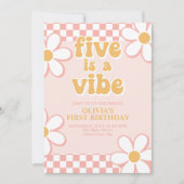 Five is een Vibe Retro Check Roze Daisy Uitnodigin Kaart (Voorkant)
