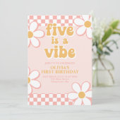 Five is een Vibe Retro Check Roze Daisy Uitnodigin Kaart (Staand voorkant)