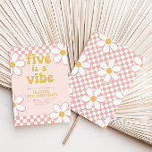 Five is een Vibe Retro Check Roze Daisy Uitnodigin Kaart