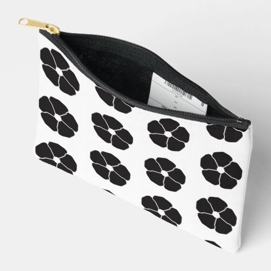 Five-Petal Black Flower Etui (Open)