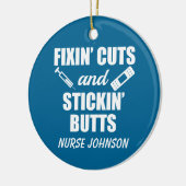 Fixin' Cuts and Stickin' Butts grappenverpleegster Keramisch Ornament (Links)