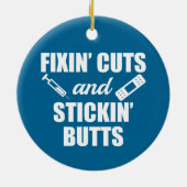 Fixin' Cuts and Stickin' Butts grappenverpleegster Keramisch Ornament (Achterkant)