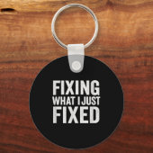Fixing What I Just Fixed Funny Mechanic Diy Garage Sleutelhanger (Voorkant)