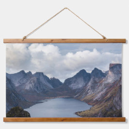 Fjord Reflections – Majestic Mountain Calm Hangend Wandkleed