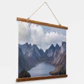 Fjord Reflections – Majestic Mountain Calm Hangend Wandkleed (Gebogen)
