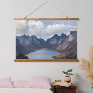Fjord Reflections – Majestic Mountain Calm Hangend Wandkleed