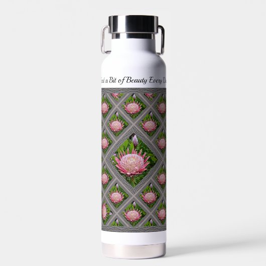 Flacon met geïsoleerd water en bedwelmende proteïn waterfles (Voorkant)