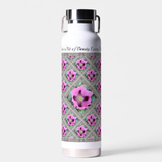 Flacon met geïsoleerd water met roze oppies waterfles