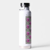 Flacon met geïsoleerd water met  roze oppies waterfles (Rechts)