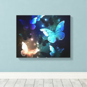 Fladderende Nachtvlinder Canvas Afdruk (Insitu (Houten vloer))