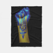 Flag Of Ukraine + Trident On A Raised Clenched Fis Fleece Deken (Voorkant)
