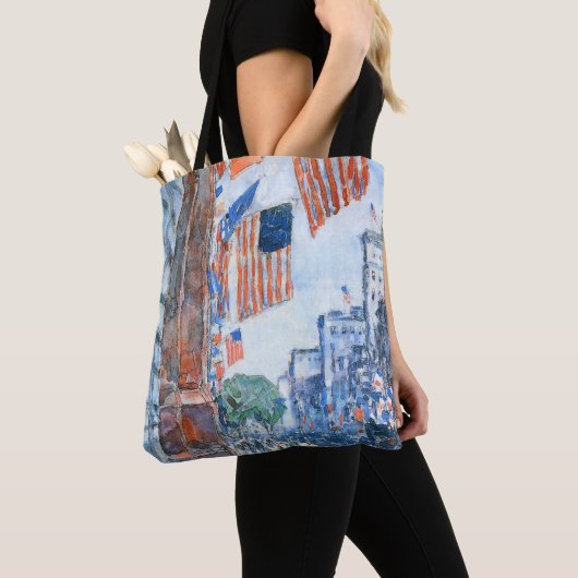 Flags 5e avenue van Childe Hassam,  Kunst Tote Bag (Dichtbij)