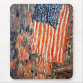 Flags op het Waldorf door Childe Hassam. Fine Art Muismat (Voorkant)