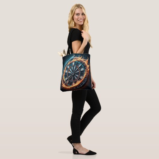Flaming Dart Arena Ontsteek de passie van de Darts Tote Bag (Op model)