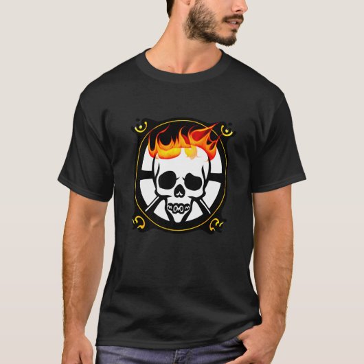 Flaming Skull Pirate Emblem Circular Black White Y T-shirt (Voorkant)