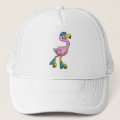 Flamingo als Skater met Schaatsen en helm Trucker Pet (Voorkant)