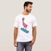 Flamingo als Snowboarder met Snowbaord T-shirt (Voorkant volledig)