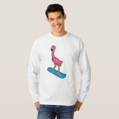 Flamingo als Snowboarder met Snowbaord T-shirt (Voorkant volledig)