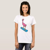 Flamingo als Snowboarder met Snowbaord T-shirt (Voorkant volledig)